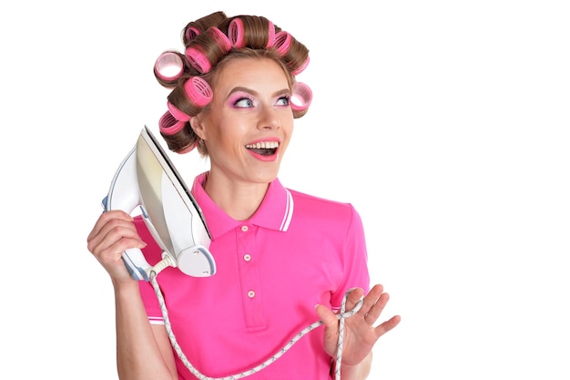 retrato, de, mujer joven, en, rizadores de pelo, posar