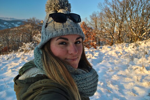 Foto retrato de una mujer joven con ropa cálida en invierno