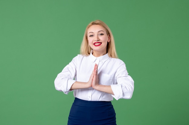 Retrato de mujer joven en ropa conservadora pared verde estudiante de lección escolar femenina