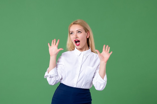 Retrato de mujer joven en ropa conservadora pared verde lección estudiante femenina de la escuela