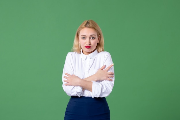 Retrato de mujer joven en ropa conservadora pared verde lección profesores de escuela universitaria