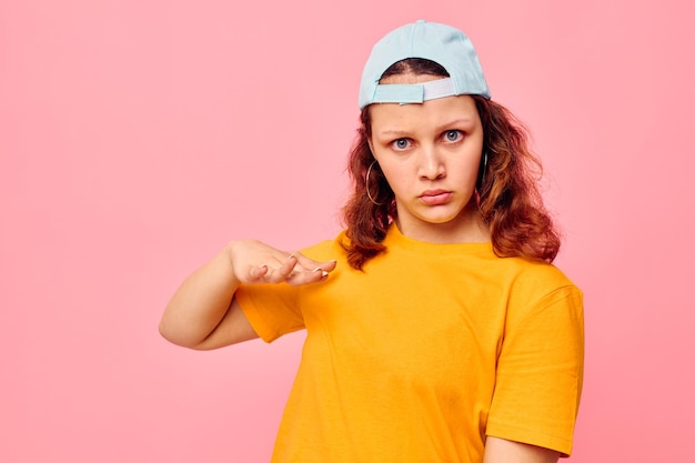 Retrato de una mujer joven en ropa juvenil con estilo gesto de la mano estilo de vida divertido inalterado