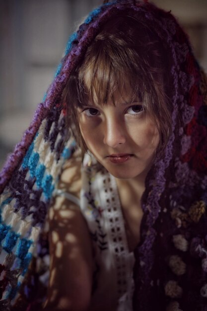 Retrato de una mujer joven con ropa tradicional