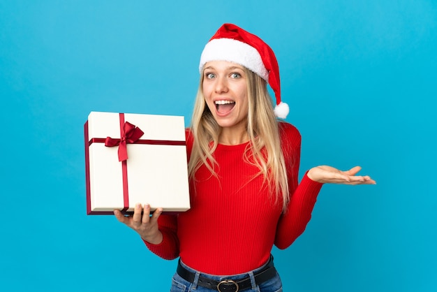 retrato, mujer joven, con, santa sombrero, tenencia, regalo