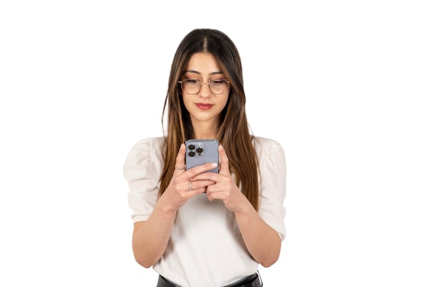 Retrato de una mujer joven segura de sí misma que usa un teléfono inteligente Concepto de estilo de vida y belleza de las emociones de las personas