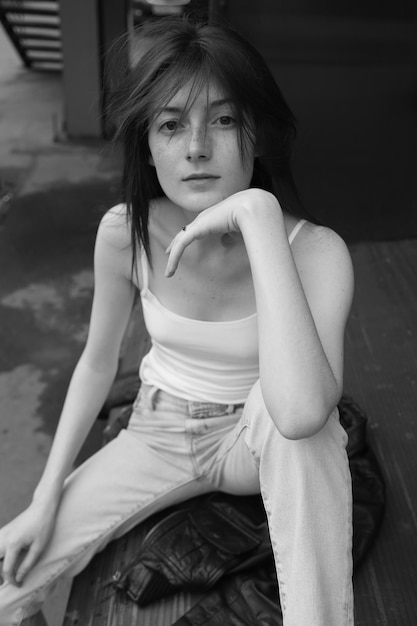 Retrato de una mujer joven sentada al aire libre