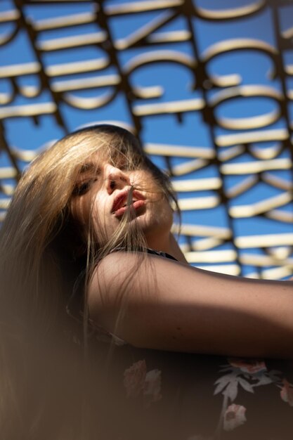 Foto retrato de una mujer joven sentada al aire libre