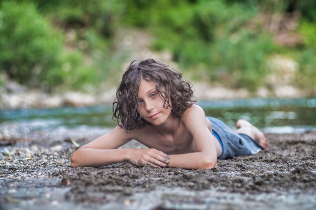 Retrato de una mujer joven sentada en el campo