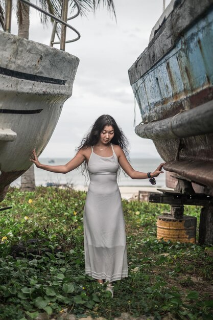 Foto retrato de una mujer joven sentada en el campo