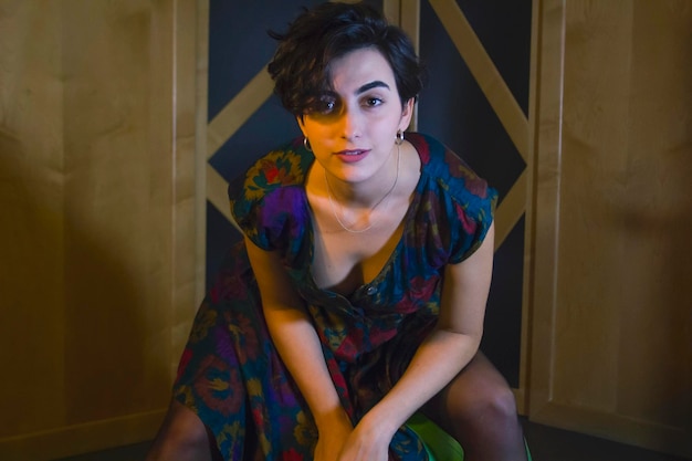 Retrato de una mujer joven sentada en casa