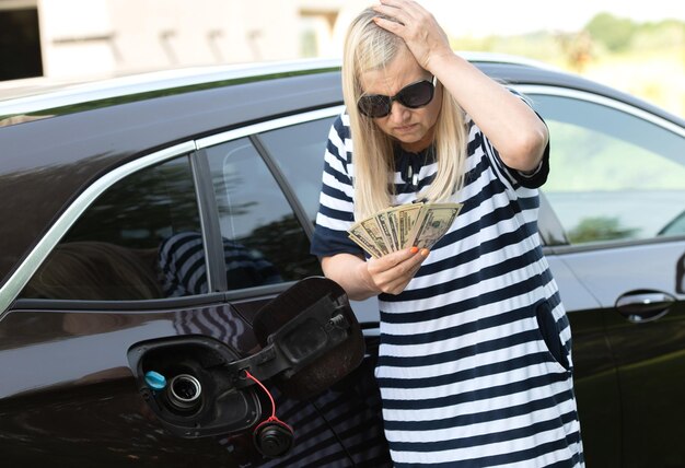 Foto retrato de una mujer joven sentada en un coche