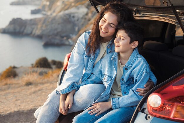 Foto retrato de una mujer joven sentada en un coche