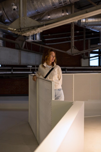 Foto retrato de una mujer joven sentada en una escalera mecánica