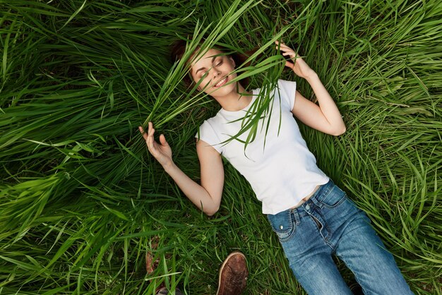 Retrato de una mujer joven sentada en la hierba