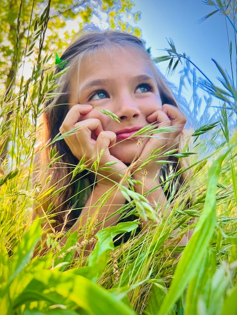 Foto retrato de una mujer joven sentada en la hierba
