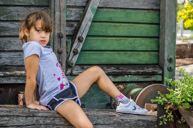 Retrato de una mujer joven sentada en madera