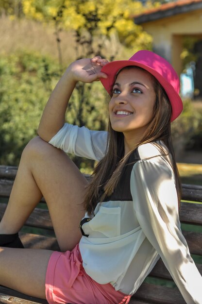 Foto retrato de una mujer joven sentada en un parque