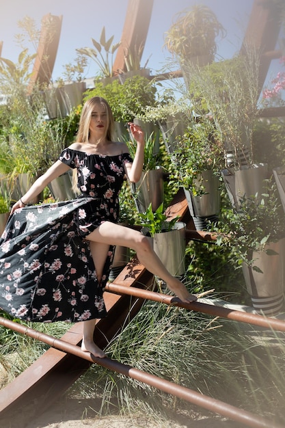 Foto retrato de una mujer joven sentada en una planta