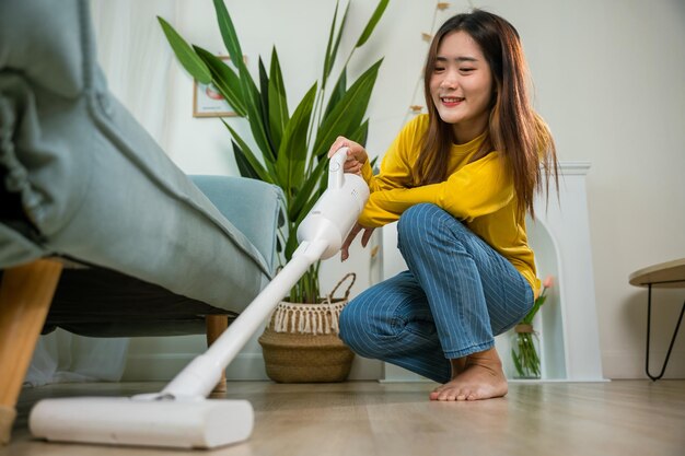 Foto retrato de una mujer joven sentada en el suelo