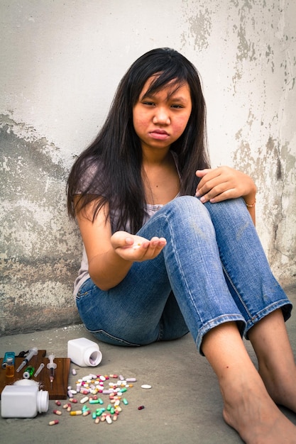 Foto retrato de una mujer joven sentada en el suelo