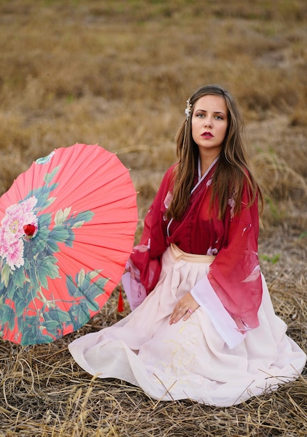 Retrato de una mujer joven sentada en tierra