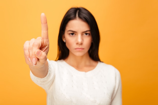 Retrato de una mujer joven seria mostrando parada gesto