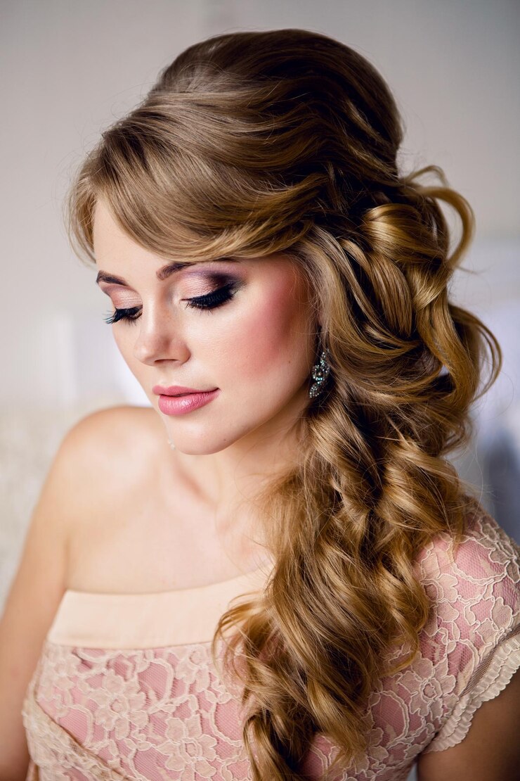 Foto retrato de una mujer joven y sexy rubia en un vestido con maquillaje y ojos cerrados