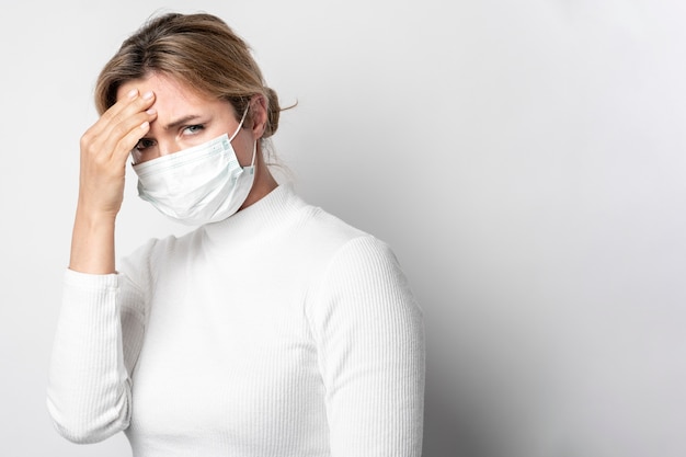 Foto retrato de mujer joven con síntomas de fiebre