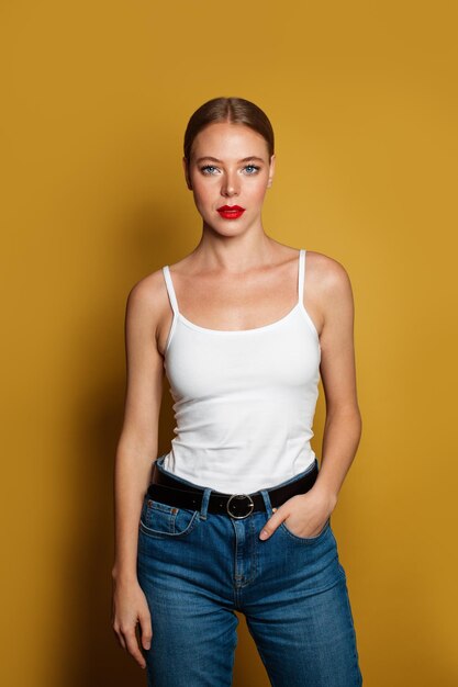 Foto retrato de una mujer joven sobre fondo amarillo