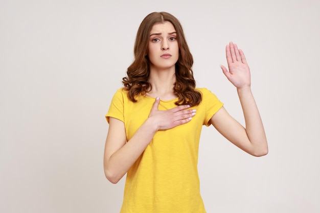 Retrato de mujer joven sobre fondo gris