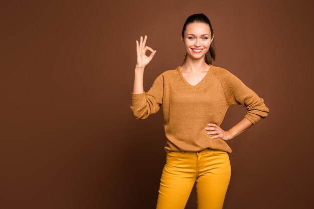 Retrato de una mujer joven sobre un fondo marrón