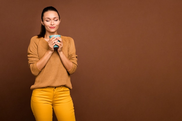 Retrato de una mujer joven sobre un fondo marrón