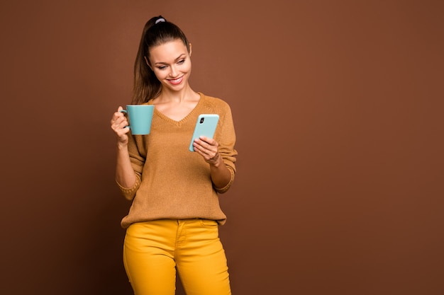 Retrato de una mujer joven sobre un fondo marrón