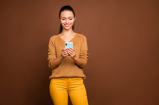 Retrato de una mujer joven sobre un fondo marrón