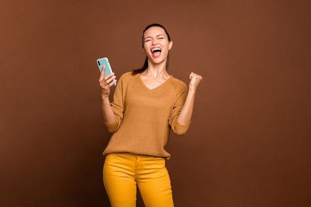 Retrato de una mujer joven sobre un fondo marrón