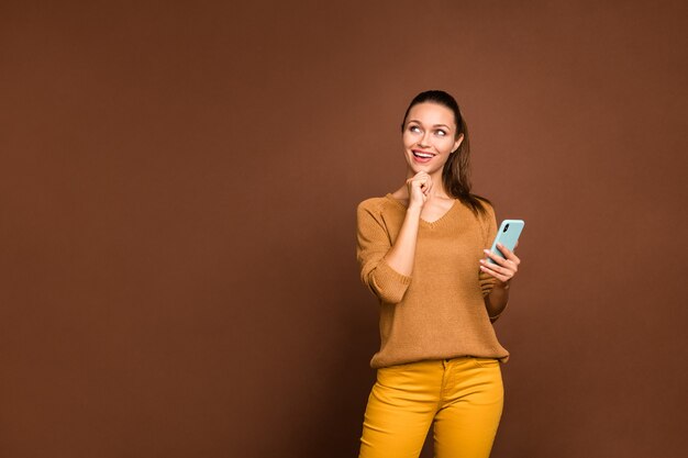 Retrato de una mujer joven sobre un fondo marrón