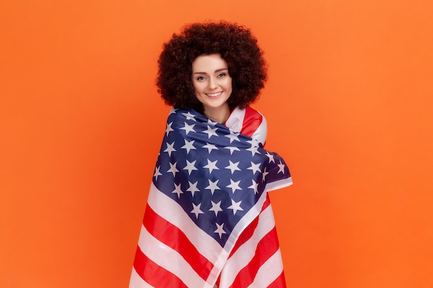 Retrato de mujer joven sobre fondo naranja