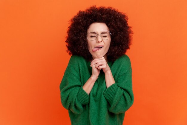 Retrato de mujer joven sobre fondo naranja