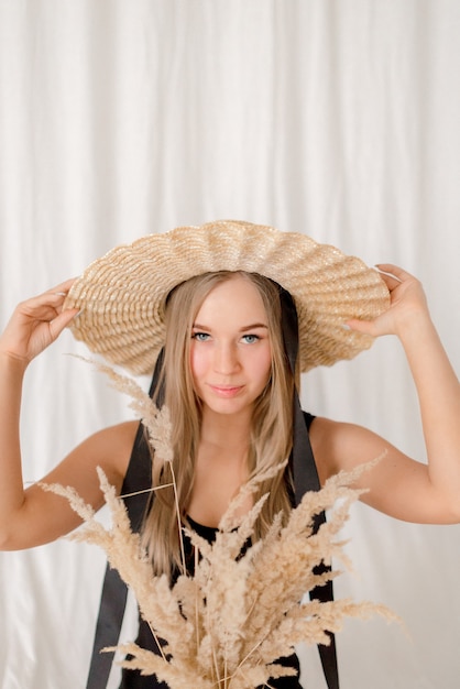 Retrato de una mujer joven sobre fondo textil