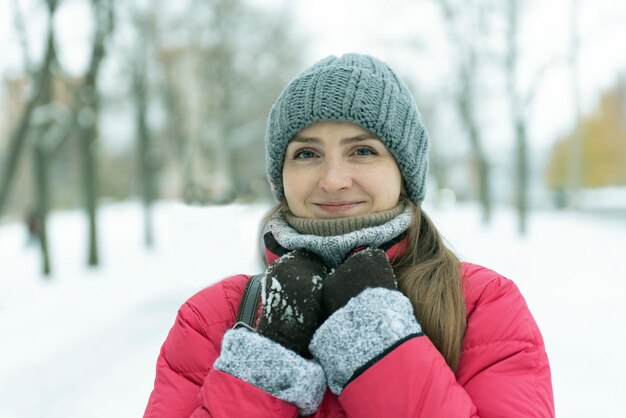 Retrato, de, mujer joven, en, sombrero, en, cubierto de nieve