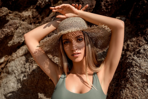 Retrato de una mujer joven con un sombrero de paja