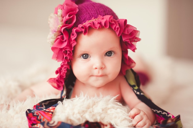 Foto retrato de una mujer joven con sombrero de papá noel