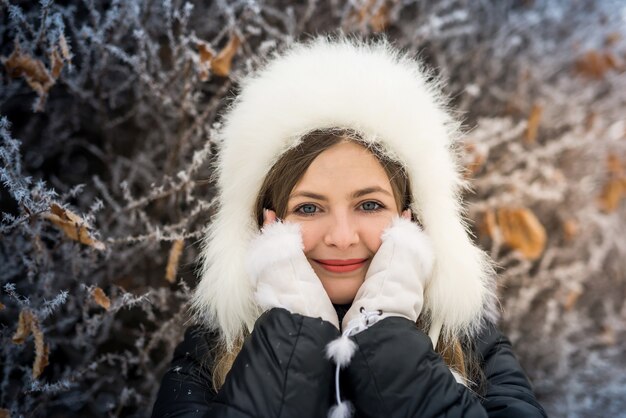 Retrato, de, mujer joven, en, sombrero de piel, y, guantes