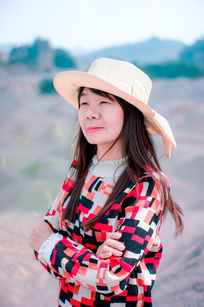 Foto retrato de una mujer joven con sombrero