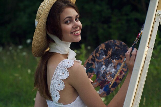 Foto retrato de una mujer joven con sombrero