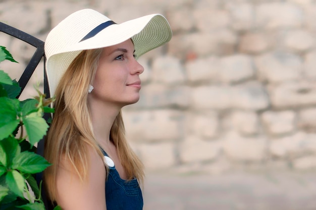 Retrato de una mujer joven con sombrero