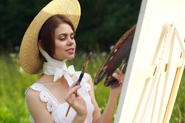 Foto retrato de una mujer joven con sombrero