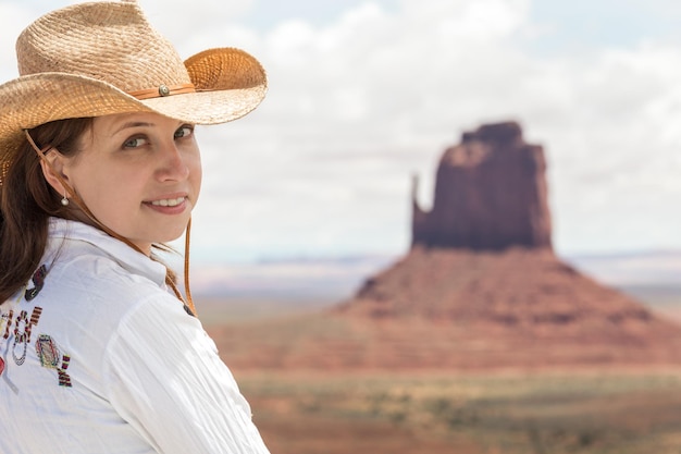 Retrato de una mujer joven con sombrero