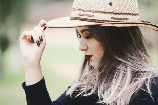 Foto retrato de una mujer joven con sombrero