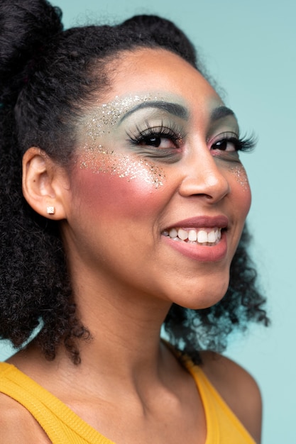 Foto retrato, de, un, mujer joven, sonriente, y, llevando, maquillaje